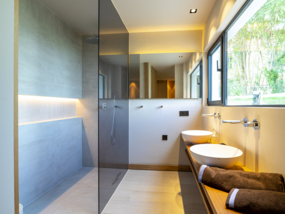 Nueva Andalucia – Modern 5B Villa – 1st Line Golf