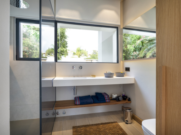 Nueva Andalucia – Modern 5B Villa – 1st Line Golf
