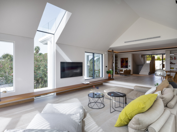 Nueva Andalucia – Modern 5B Villa – 1st Line Golf