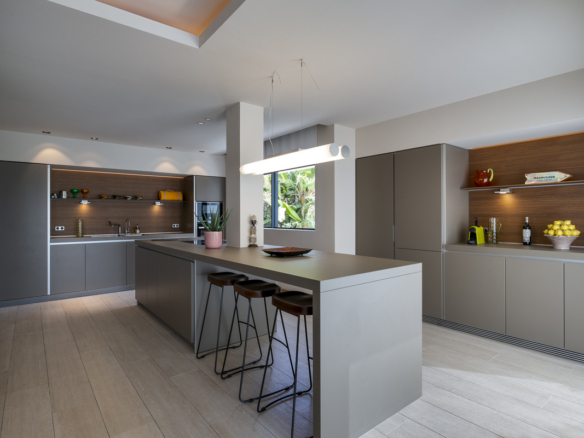 Nueva Andalucia – Modern 5B Villa – 1st Line Golf
