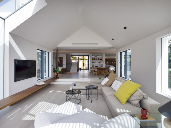 Nueva Andalucia – Modern 5B Villa – 1st Line Golf