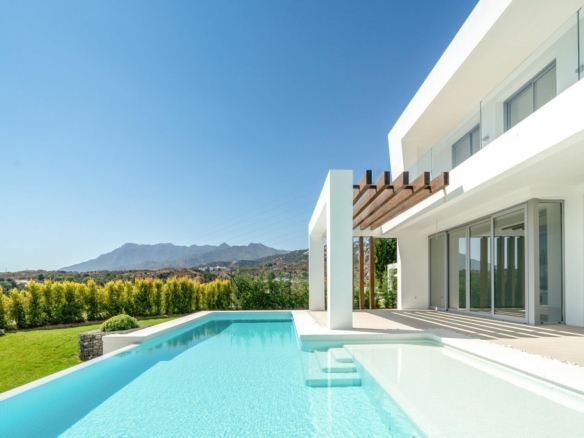 Marbella East – Modern villa – Gated – Sea Views