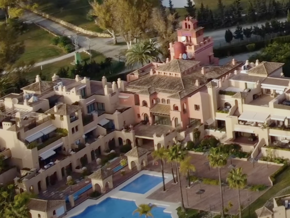SOLD – Estepona – 14B House – Spa – Restaurant -Huge Garage