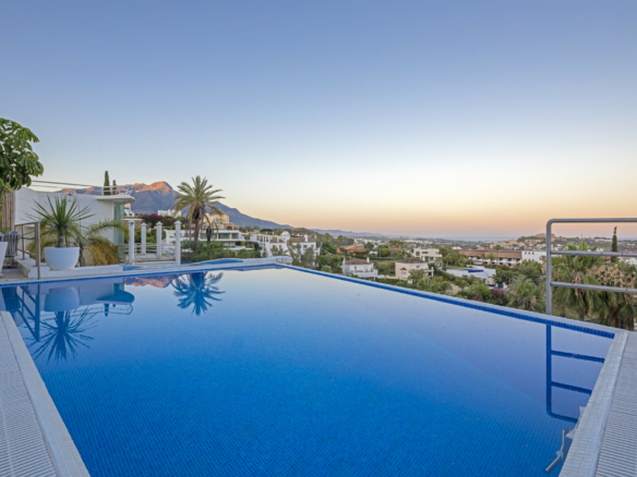 Benahavis – Modern 4B Villa – Sea Views – Gated
