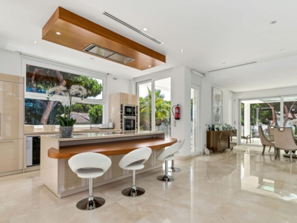 Marbella East – 6B villa – Near Beach – Rooftop Pool