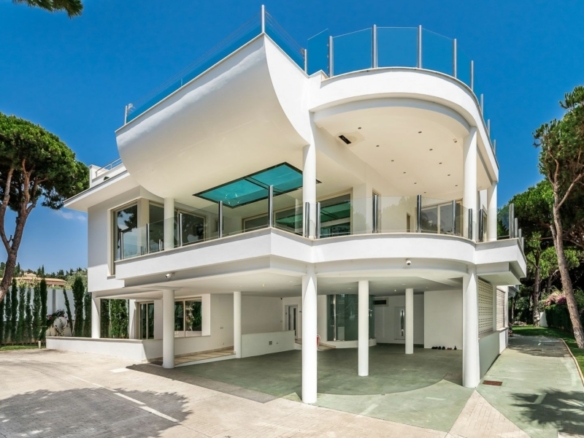 Marbella East – 6B villa – Near Beach – Rooftop Pool