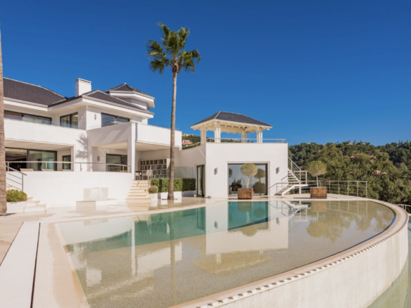 🏡 For Sale: Modern 5-Bedroom Villa with Breathtaking Sea Views in La Zagaleta 🌅🌴