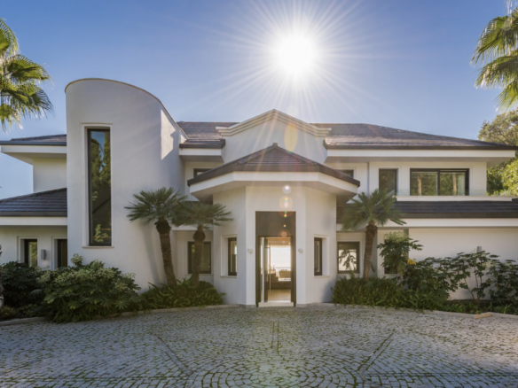 🏡 For Sale: Modern 5-Bedroom Villa with Breathtaking Sea Views in La Zagaleta 🌅🌴