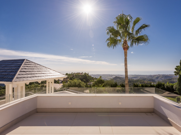 🏡 For Sale: Modern 5-Bedroom Villa with Breathtaking Sea Views in La Zagaleta 🌅🌴