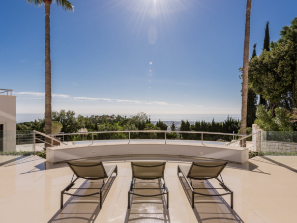 🏡 For Sale: Modern 5-Bedroom Villa with Breathtaking Sea Views in La Zagaleta 🌅🌴