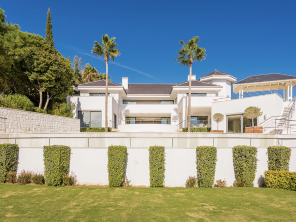 🏡 For Sale: Modern 5-Bedroom Villa with Breathtaking Sea Views in La Zagaleta 🌅🌴
