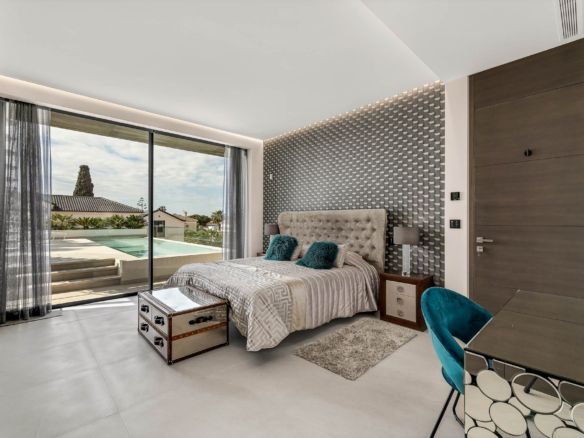 Golden Mile – Modern 5B Villa – Beachside