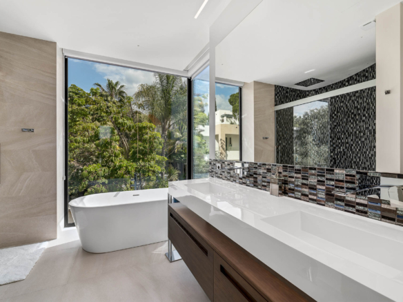 Golden Mile – Modern 5B Villa – Beachside