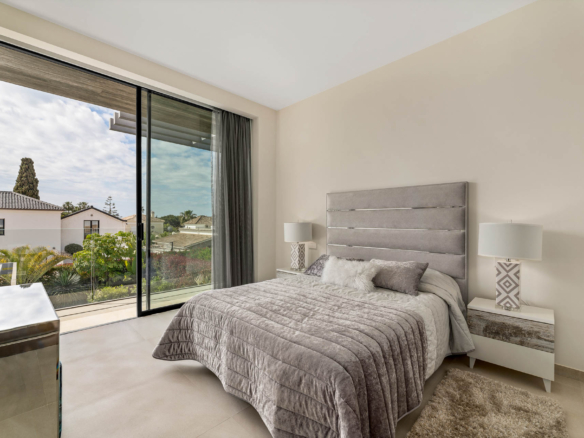 Golden Mile – Modern 5B Villa – Beachside