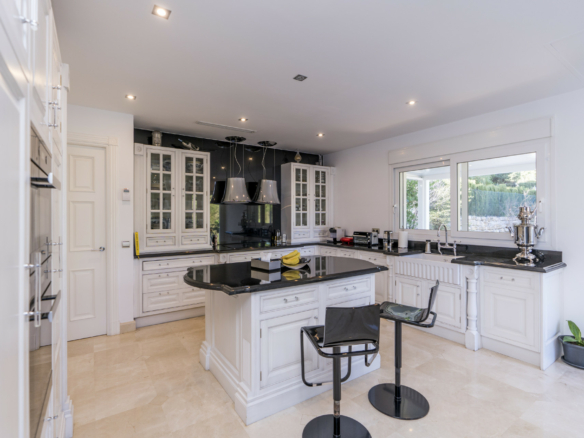 Nueva Andalucia – Nice 5B Golf Villa – Near Facilites