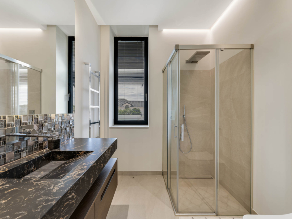 Golden Mile – Modern 5B Villa – Beachside