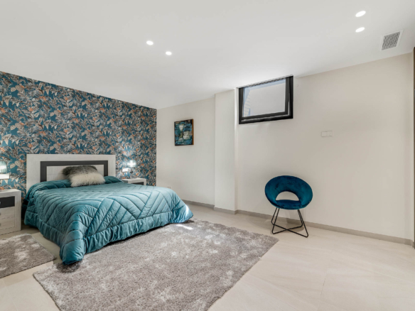 Golden Mile – Modern 5B Villa – Beachside