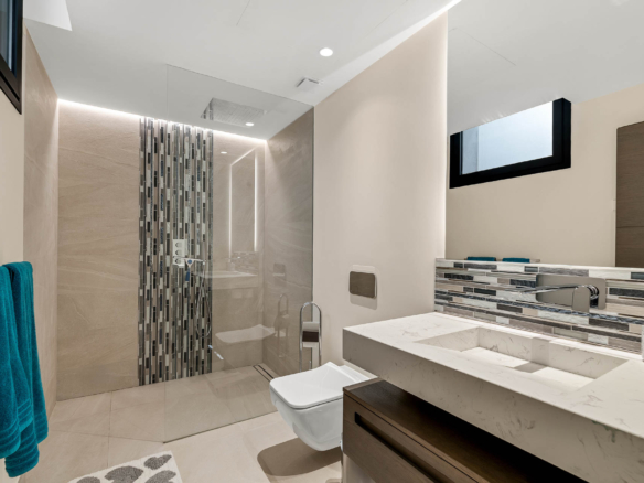 Golden Mile – Modern 5B Villa – Beachside