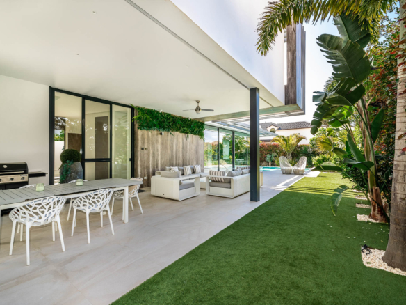 Golden Mile – Modern 5B Villa – Beachside