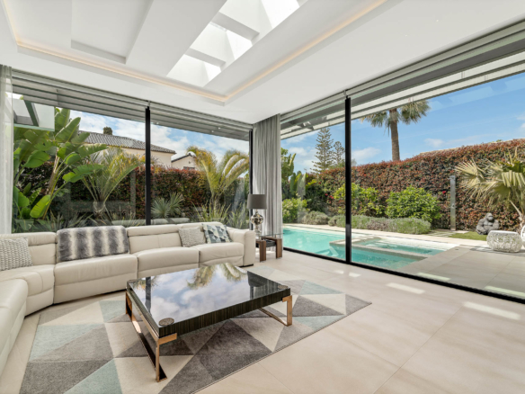 Golden Mile – Modern 5B Villa – Beachside