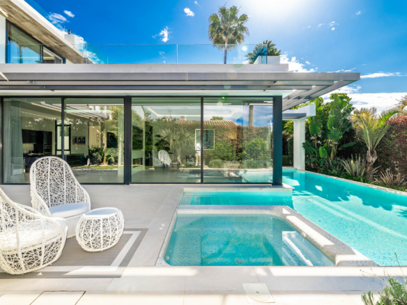 Golden Mile – Modern 5B Villa – Beachside