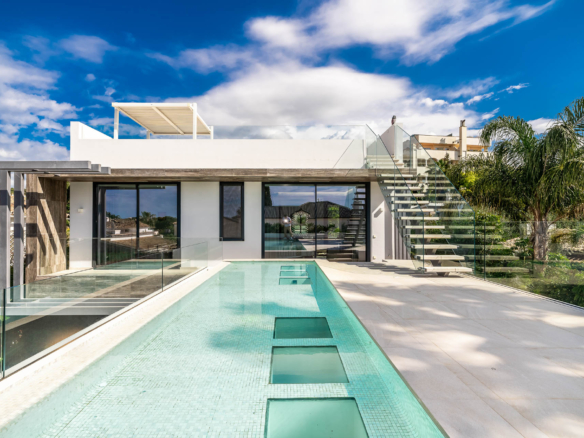 Golden Mile – Modern 5B Villa – Beachside