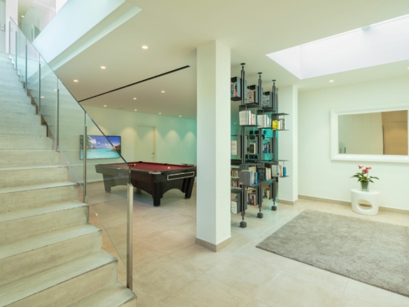 SOLD – Puerto Banus  – Modern 7B Villa – Beachside