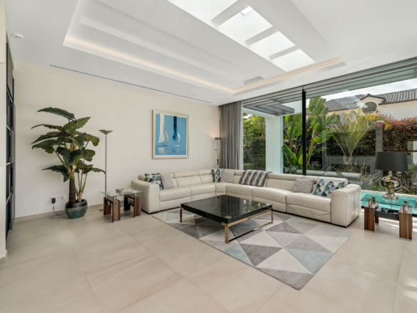 Golden Mile – Modern 5B Villa – Beachside