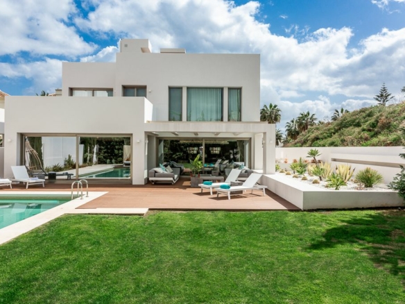 Golden Mile – Modern 4B villa – 2nd Line Beach