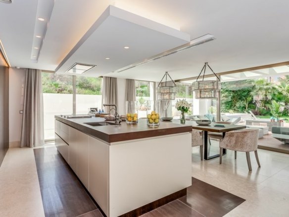 Golden Mile – Modern 4B villa – 2nd Line Beach