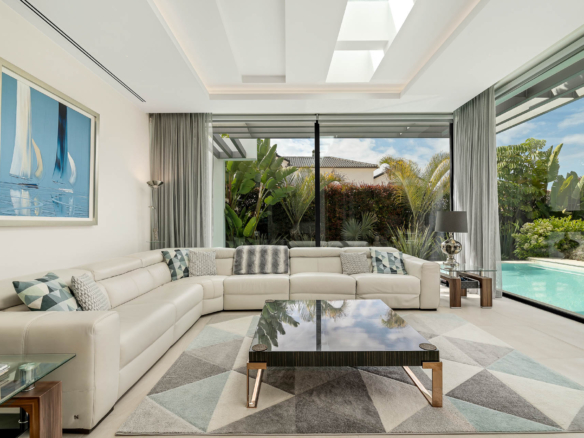 Golden Mile – Modern 5B Villa – Beachside