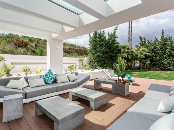 Golden Mile – Modern 4B villa – 2nd Line Beach