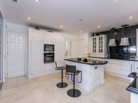 Nueva Andalucia – Nice 5B Golf Villa – Near Facilites