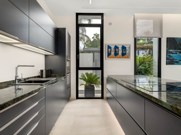 Golden Mile – Modern 5B Villa – Beachside