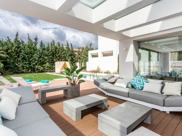 Golden Mile – Modern 4B villa – 2nd Line Beach
