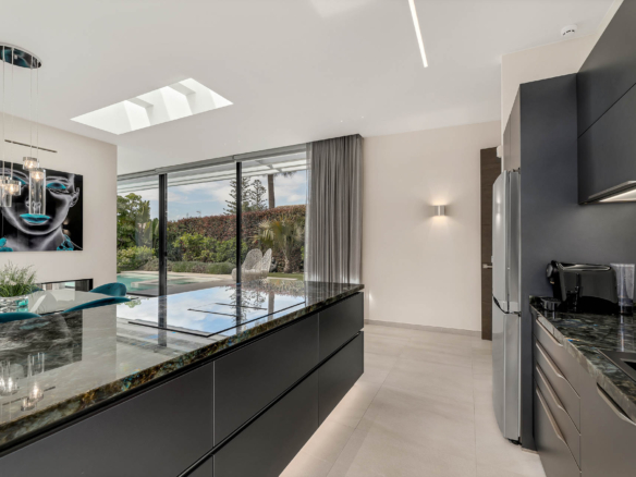 Golden Mile – Modern 5B Villa – Beachside