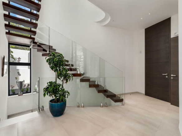 Golden Mile – Modern 5B Villa – Beachside