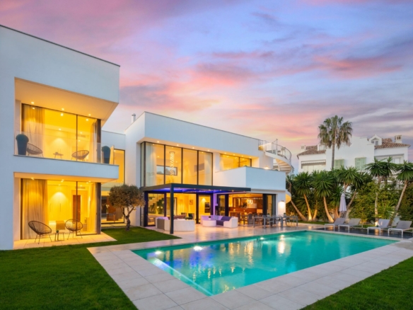 SOLD – Puerto Banus  – Modern 7B Villa – Beachside
