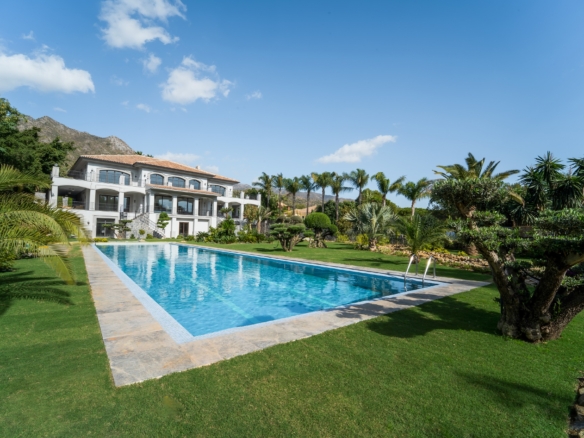 Golden Mile – 2500m2 new built Mansion – Sea Views 🌞