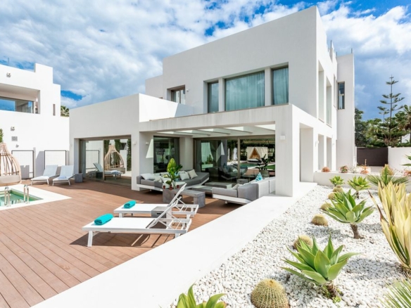 Golden Mile – Modern 4B villa – 2nd Line Beach