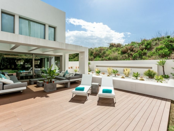 Golden Mile – Modern 4B villa – 2nd Line Beach