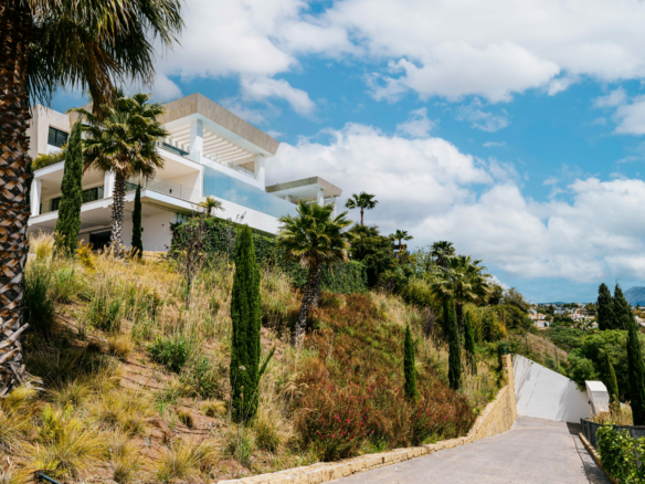 Reduced ✨ For Sale: Luxury Modern Villa in Benahavis with Stunning Sea Views ✨  🏎️ Huge Supercar Garage! 🏎️