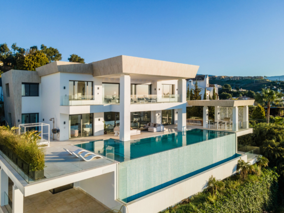 Reduced ✨ For Sale: Luxury Modern Villa in Benahavis with Stunning Sea Views ✨  🏎️ Huge Supercar Garage! 🏎️