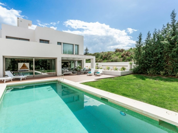 Golden Mile – Modern 4B villa – 2nd Line Beach