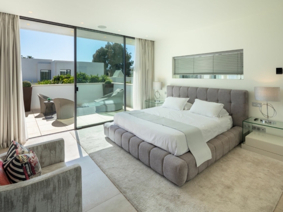 SOLD – Puerto Banus  – Modern 7B Villa – Beachside