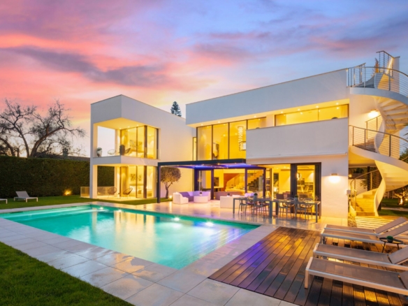 SOLD – Puerto Banus  – Modern 7B Villa – Beachside