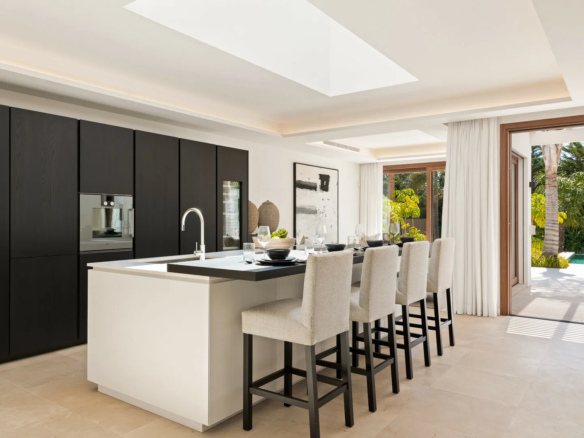 Nueva Andalucia – Modern luxury Villa – Near Facilities