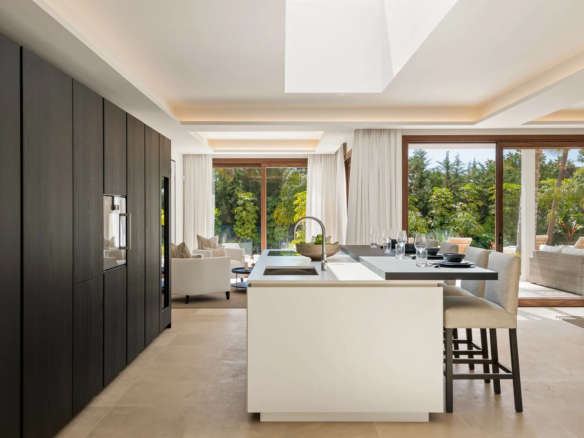 Nueva Andalucia – Modern luxury Villa – Near Facilities