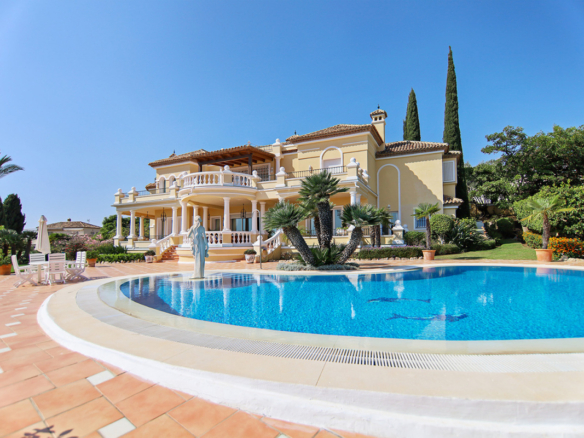 SOLD 🏡 Benahavis – Classic 5-Bedroom Hilltop Mansion with Stunning Sea & Mountain Views 🌊⛰️