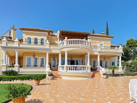 SOLD 🏡 Benahavis – Classic 5-Bedroom Hilltop Mansion with Stunning Sea & Mountain Views 🌊⛰️